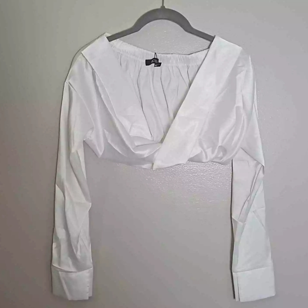 MICAS BRAND TWIST FRONT SATINY CROPPED BLOUSE WITH A SEXY v-neck size medium - Picture 4 of 10